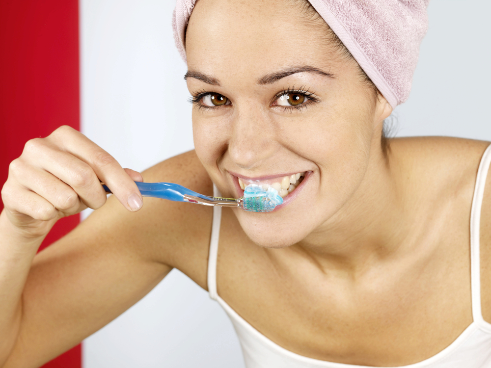 pretty-woman-brushing-teeth